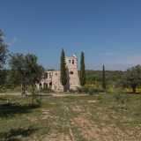 Superato l�arco di ingresso ci immergiamo in una distesa di ulivi, mandorli e piante di rosmarino. Il campo presenta un leggero avvallamento, che forse in passato ospitava il corso di un torrente
